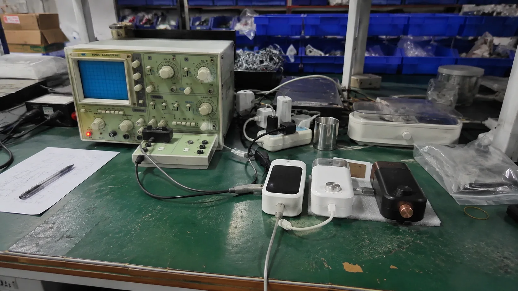 Mesa de pruebas con muestras, cables y equipo de banco para control funcional