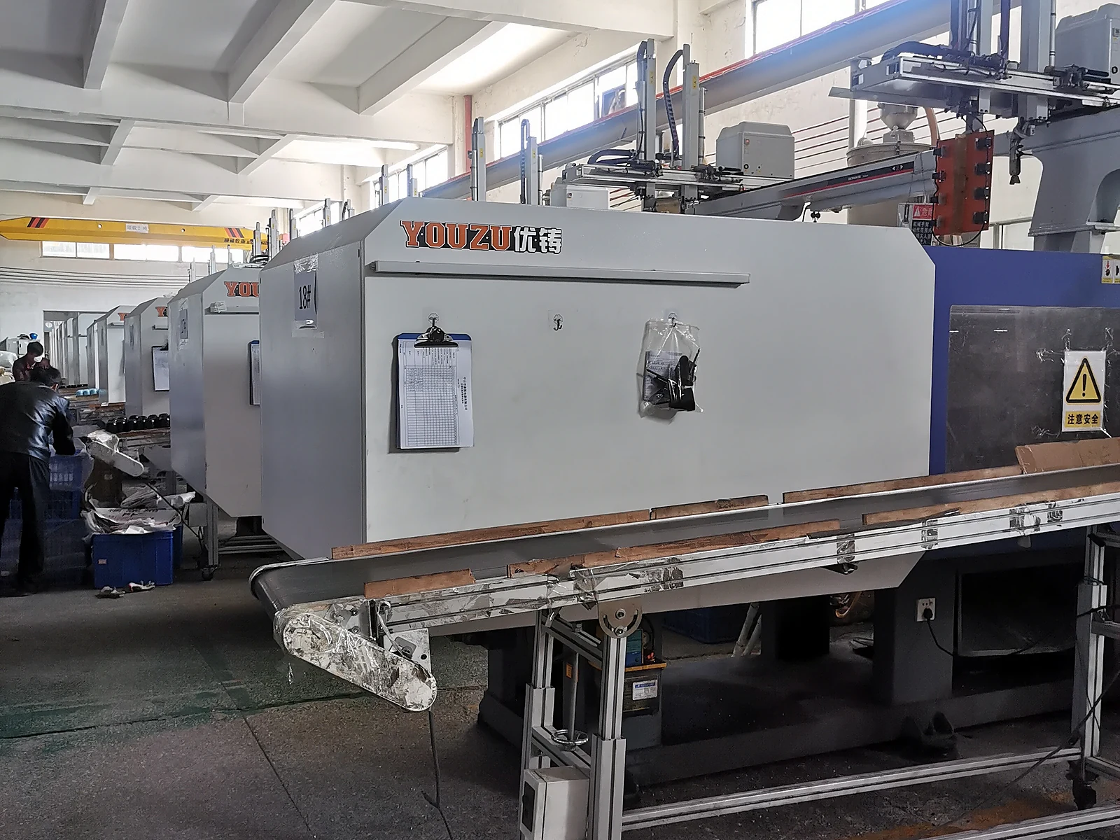 Injection workshop for plastic housings and product structures